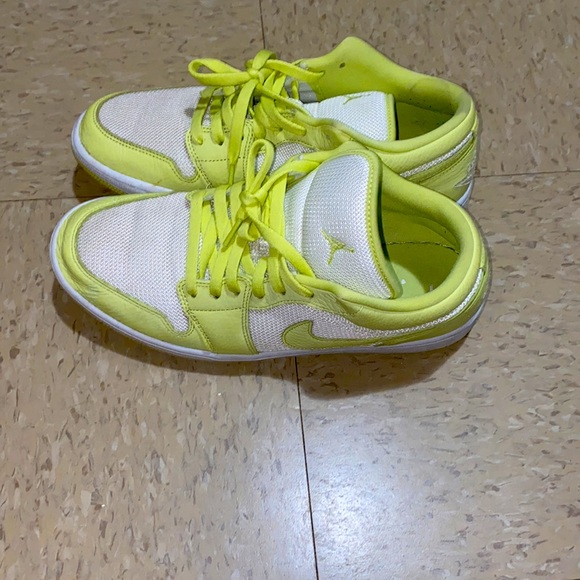 These are women's air jordan 1 low limelight. Size 12 in Women & 10.5 in MEN - Picture 3 of 8